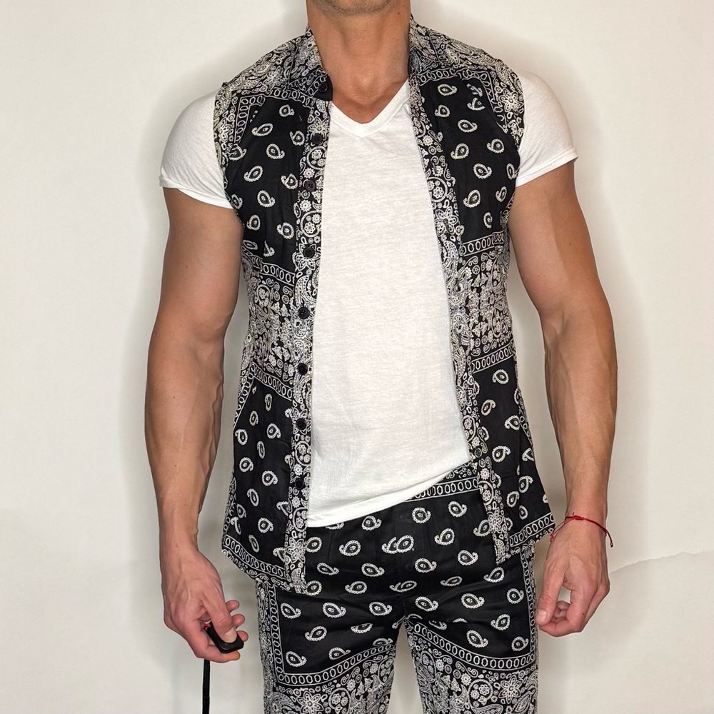 Men’s Black and White Patterned Sleeveless Button Up Shirt